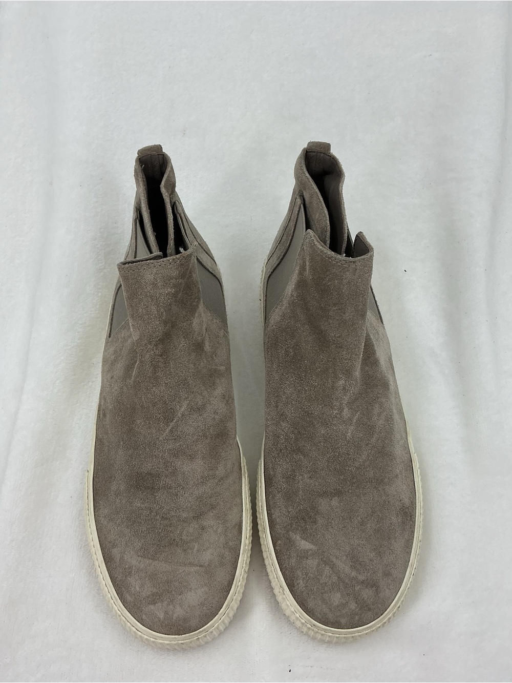 Vince Men's Taupe Suede Chukka Boots B49